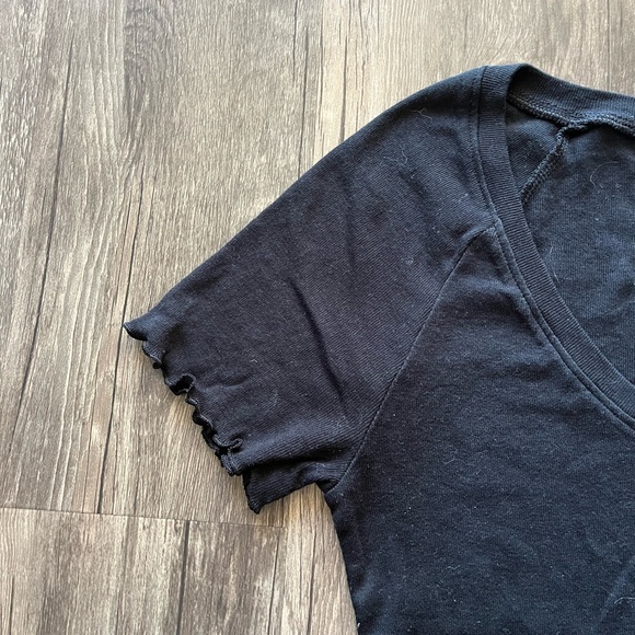 ⚡️3/$25⚡️ Abound Black Scoop Neck T-Shirt with Ruffled Hems Sz M - Picture 3 of 3